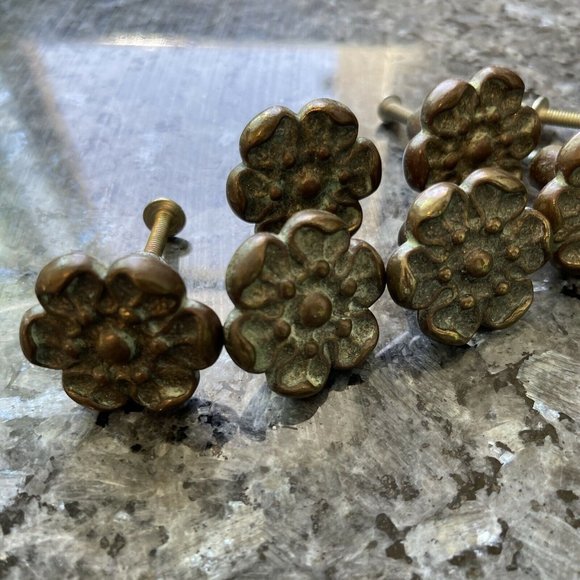 Vintage Lot of 7 Mid Century Floral Brass Knobs Cabinet Drawer Pulls - Picture 3 of 5